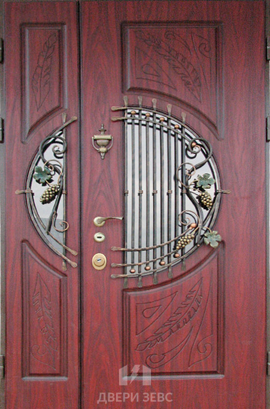 Входная металлическая дверь Пеирос с зеркалом